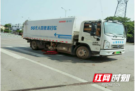 新能源機(jī)掃車正對(duì)雷鋒大道進(jìn)行清掃.jpg
