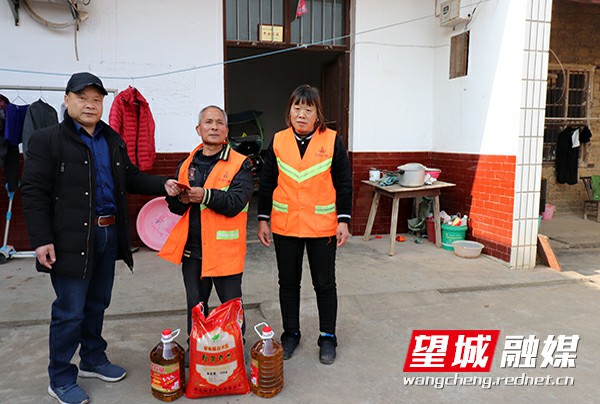 關(guān)愛(ài)困難職工 元旦佳節(jié)獻(xiàn)真情~1.jpg